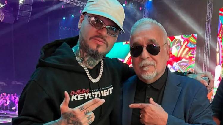 Farruko posando junto a Willie Colón en el Centro de Convenciones de Amador.
