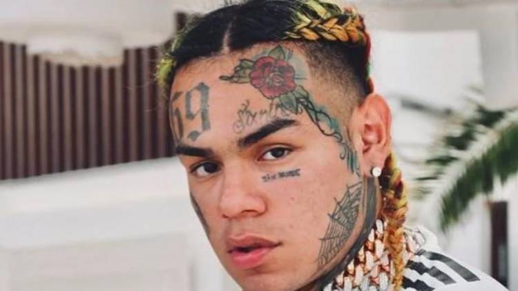 Desde su explosivo debut en 2017 con ‘Gummo’, Tekashi 6ix9ine se ha mantenido vigente en la escena musical pese a sus constantes escándalos legales.
