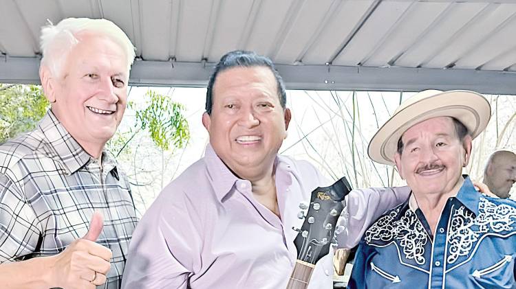 Dorindo Cárdenas junto a Ulpiano Vergara y Lucho De Sedas protagonizaron uno de los momentos más emotivos de la celebración al interpretar un clásico del típico en la celebración de sus 90 años.