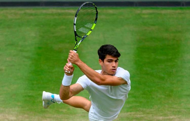 Alcaraz chifea a Djokovic hasta la final