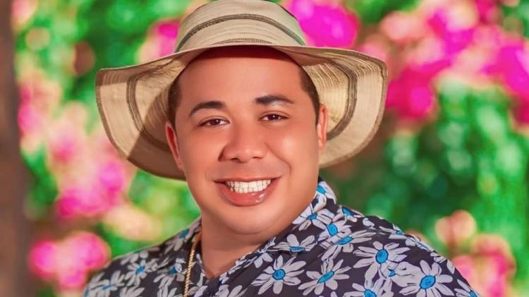 Simón Chen, conocido como ‘La Tinto’, fue atendido por personal médico tras presentar una descompensación durante su combate en la Feria de Azuero.