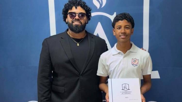 Michael Vega junto a su hijo Adriel Aaron, celebrando con orgullo su graduación en Panamá.