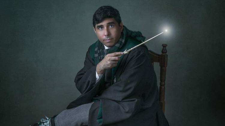 Sigfrido, fiel amante del mundo mágico, luce con orgullo el atuendo inspirado en la saga literaria que lo llevó a fundar la Orden del Fénix de Panamá.