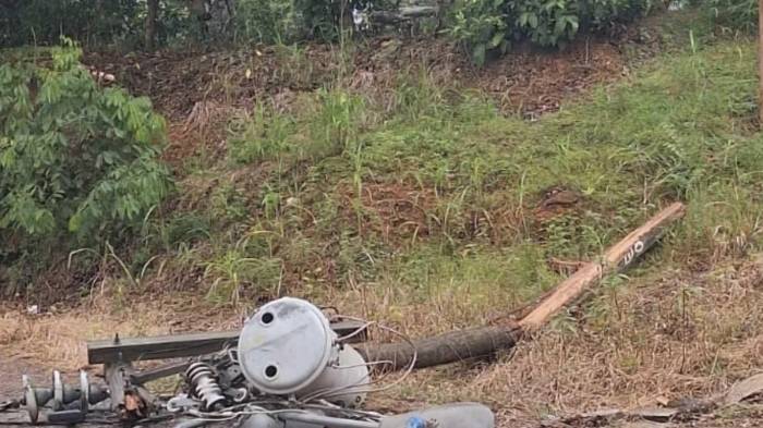 Vecinos denuncian que desde hace años habían solicitado el reemplazo del poste que cayó sobre el bus.
