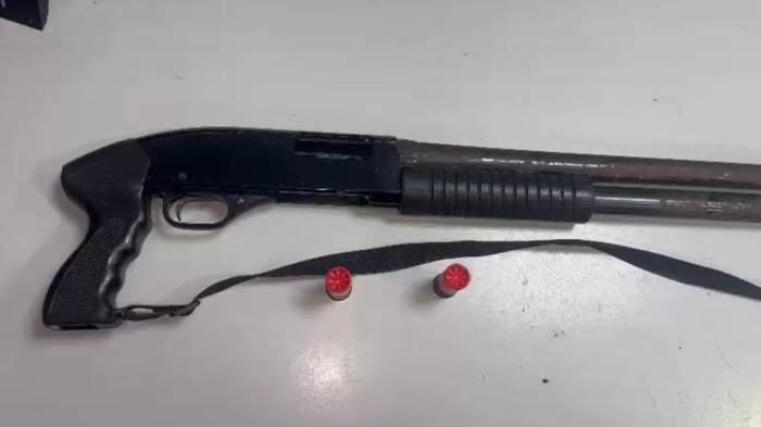 En las calles 4 y 5 de la avenida Bolívar, los agentes aprehendieron a un hombre de 26 años que mantenía una escopeta con dos municiones.
