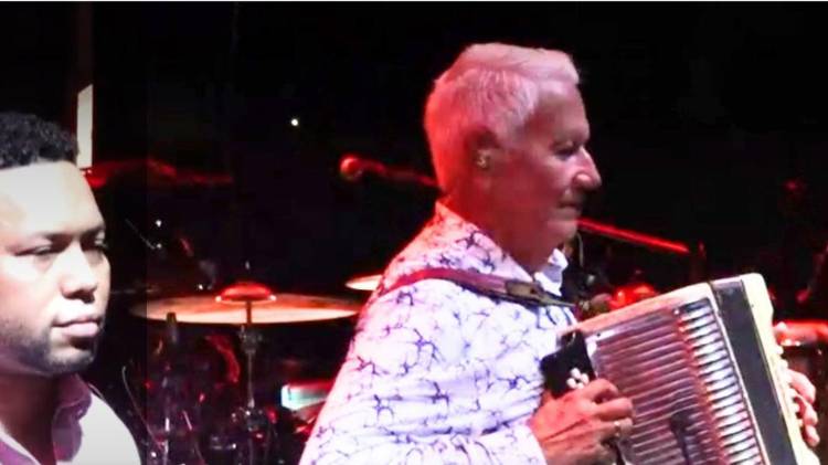 Alejandro Torres y Ulpiano Vergara fuman la pipa de la paz