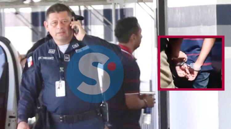Momentos en que Meneses es conducido esposado por agentes de la Policía y la Fiscalía Anticorrupción.