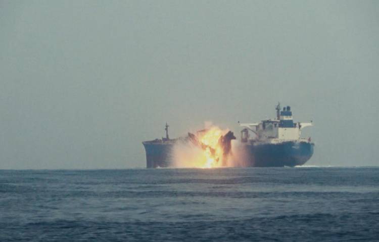 Captura de pantalla cedida por el centro de comunicaciones de los Hutíes donde se observa una explosión en el buque petrolero británico Cordelia Moon, luego de una ataque de un barco explosivo no tripulado en el Mar Rojo, este martes. EFE/ EPA/ Houthis Media Center