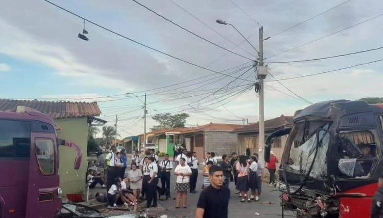 Estudiantes resultan lesionados tras colisión de dos buses en Vacamonte