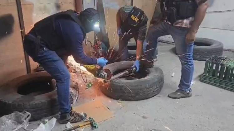 En el local la policía halló: 166 bolsas con presunta sustancia ilícita