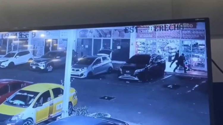 Unidades policiales acordonaron la plaza comercial de Los Nogales tras el intercambio de disparos.