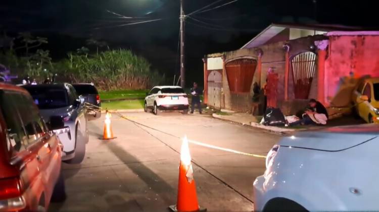 La Policía Nacional y el Ministerio Público acordonaron la escena del crimen en Altos de Los Portales mientras se realizaba el levantamiento del cuerpo y la recolección de evidencias.