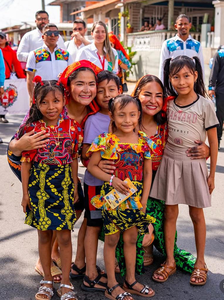 Grandes y chicos se acercaron a saludar, pero especialmente niños y niñas no perdieron la oportunidad de tomarse fotos con las alcaldesas durante el desfile.