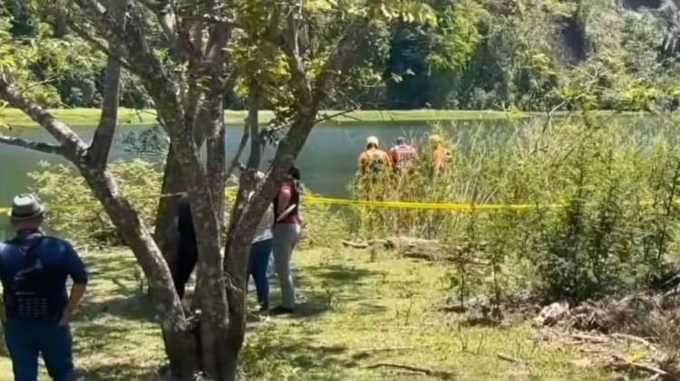 El cuerpo del hombre fue hallado flotando boca abajo.