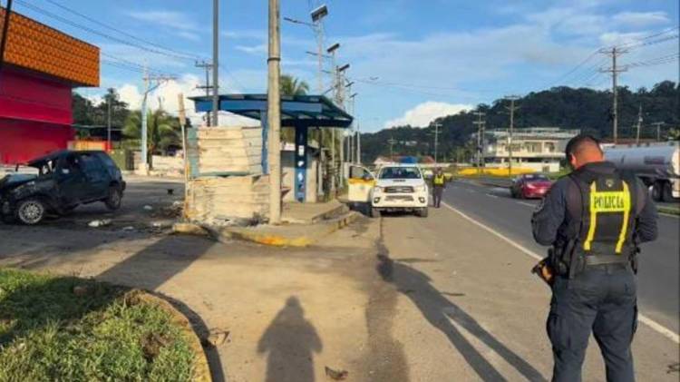 El vehículo terminó incrustado dentro de un local.