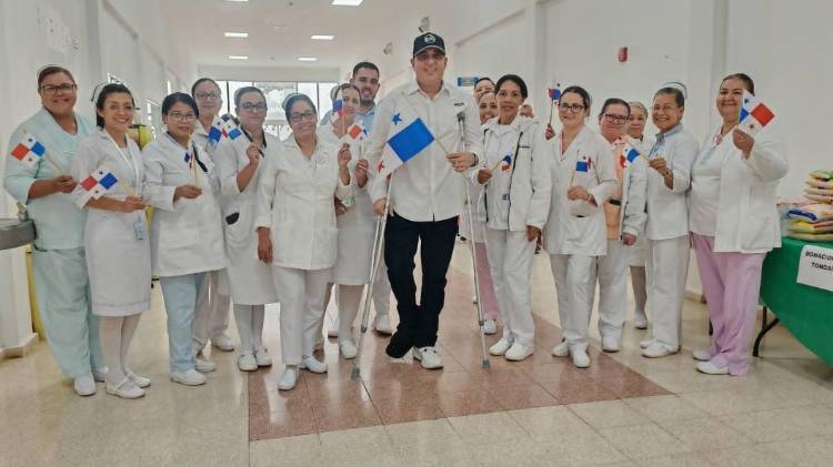 Enfermeras sosteniendo banderas de Panamá