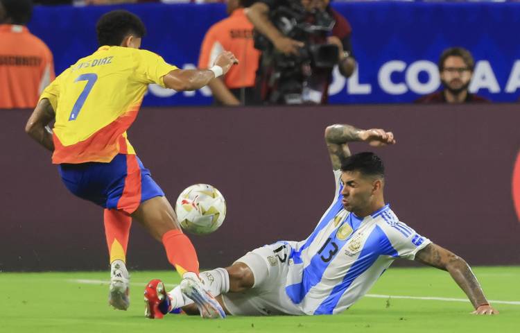 El defensor argentino Cristian Romero (d) fue registrado este domingo, 14 de julio, al disputar un balón con el atacante colombiano Luis Díaz, durante la final de la Copa América 2024.