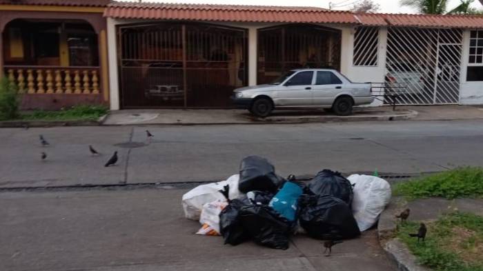 Los residentes solicitan a la AAUD intervenir y poner fin a esta irregularidad.