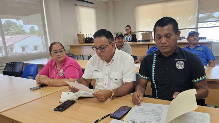 Reunión entre funcionarios del Meduca y 18 representantes de gremios magisteriales, realizada hoy para revisar el cumplimiento de acuerdos.