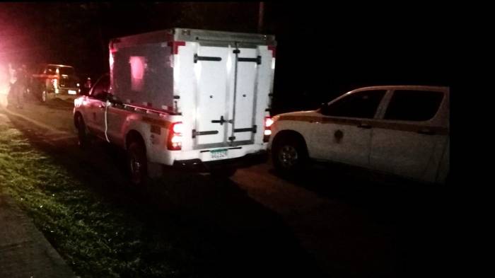 Escena del accidente en la vía principal de El Copecito, donde un peatón perdió la vida tras ser atropellado; residentes piden mayor iluminación y señalización en el área.