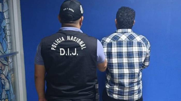 Las autoridades aprehendieron a cuatro personas vinculadas presuntamente a delitos de corrupción.