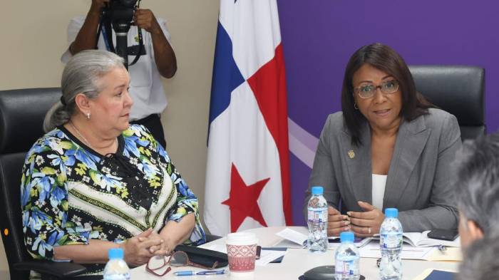 Niurka del Carmen Palacio (der.) dirige actualmente el Ministerio de la Mujer, entidad que pasará a ser un instituto adscrito al Mides.