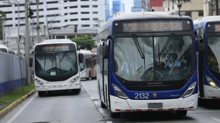 Usuarios claman por más buses en las calles.