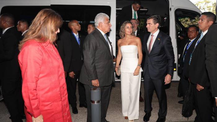 El presidente de Bolivia Rodrígo Paz Pereira y su esposa María Elena Urquidi fueron recibidos por su homólogo de Panamá, José Raúl Mulino y la primera Dama Maricel Cohen de Mulino.