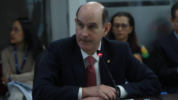 El ministro de Economía y Finanzas, Felipe Chapman en la Comisión de Presupuesto de la Asamblea Nacional.