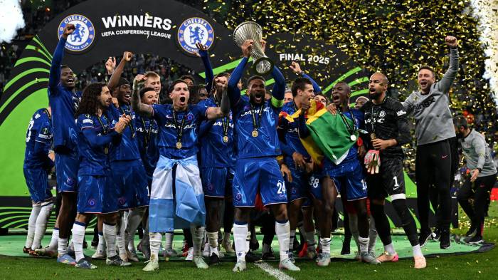 El club inglés levantando el trofeo.