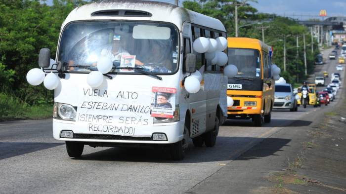 Una caravana blanca recorrió desde Felipillo la vía Panamericana clamando justicia por Esteban Danilo De León Osorio.