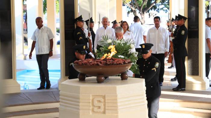 Presidente Mulino en el Monumento de la Eterna, rindiendo homenaje a los mártires del 9 de enero.
