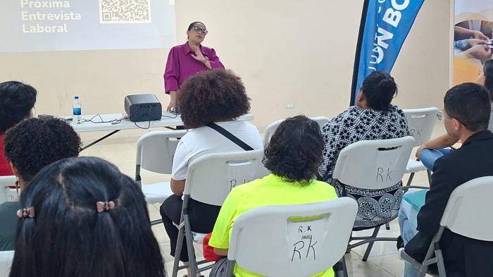 El taller enseñó a los participantes cómo mejorar sus hojas de vida.