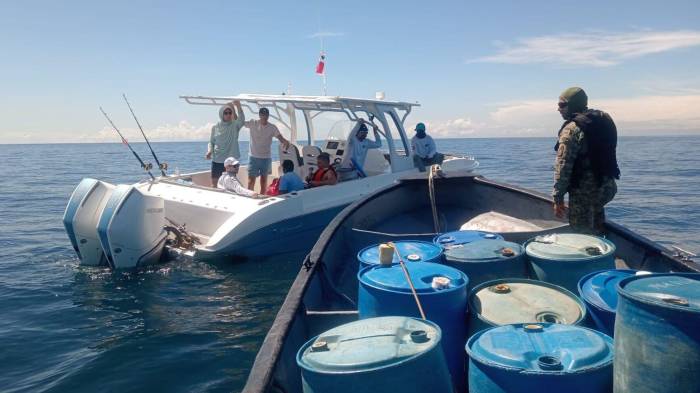 Unidades de SENAFRONT durante la operación de remolque.