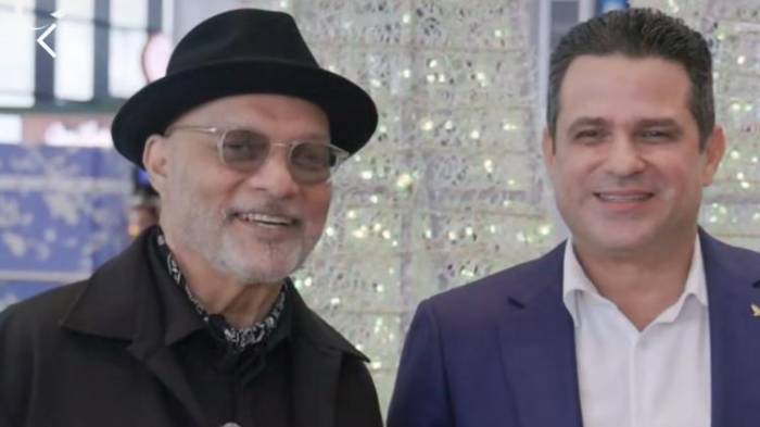 Alfanno y el gerente José Antonio Ruiz durante la ceremonia de reconocimiento en Tocumen.