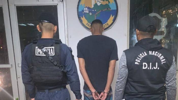 La pequeña estaba al cuidado de este hombre, que alegó a los médicos que se había caído