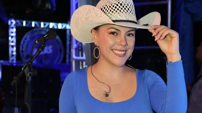 Doralis Mela usó sus redes sociales para quejarse de que nadie quiso ayudarla a afinar un violín que desea regalar a su tío abuelo en el campo.