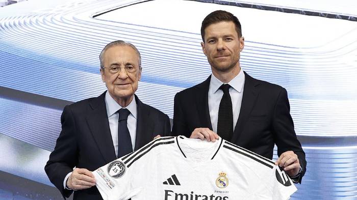 Recibiendo la camiseta de manos de Florentino Pérez.