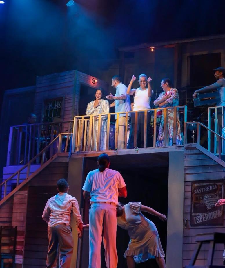 ‘Maestra Vida, El Musical’ reúne a más de 50 artistas en escena, en una producción que combina música, teatro y emoción.