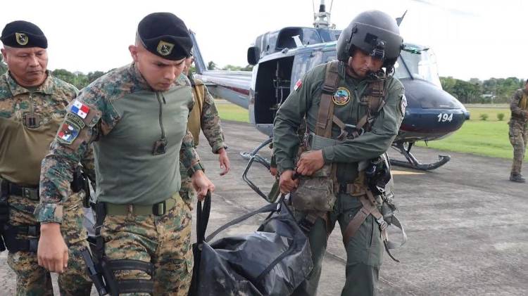 Agentes trasladan el cuerpo del hombre.