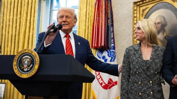 El presidente de EE.UU, Donald Trump junto a Pam Bondi (d).