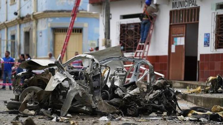 Fotografía del 10 de junio de 2025 que muestra los escombros de un automóvil luego de una explosión en Corinto, Cauca (Colombia).