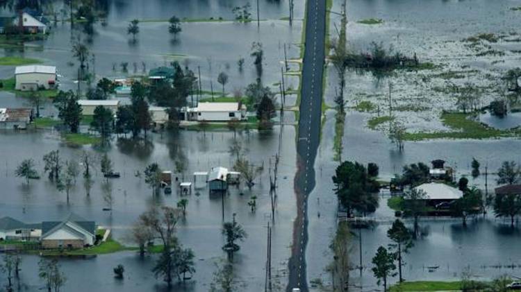 Imagen de archivo de edificios rodeados por las aguas de la inundación tras las fuertes lluvias en Texas. EFE/SMILEY N. POOL