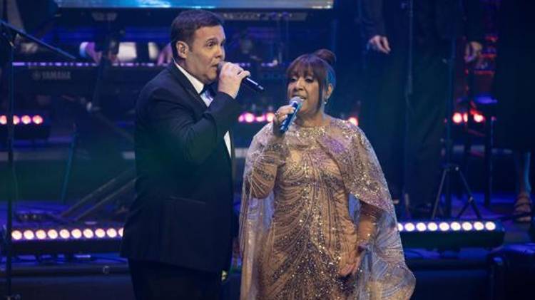 Los cantantes Milly Quezada (i) y Frank Ceara participan en el concierto Rubby Pérez infinito.