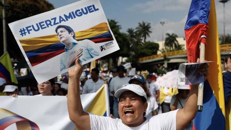 Foto de archivo que muestra a una persona en un movilización a favor del senador Miguel Uribe Turbay en Cali (Colombia).