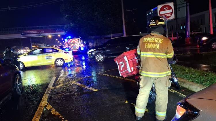 Personal del Benemérito Cuerpo de Bomberos brinda atención en una emergencia vehicular.