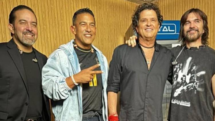 Carlos Vives posa junto a Juanes y los hermanos Gaitanes durante su estadía en Panamá, antes del accidentado concierto en el Rommel Fernández.