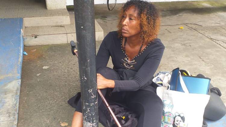 La docente Iris Kwiers se encadenó desde las 10:30 de la mañana de hoy.