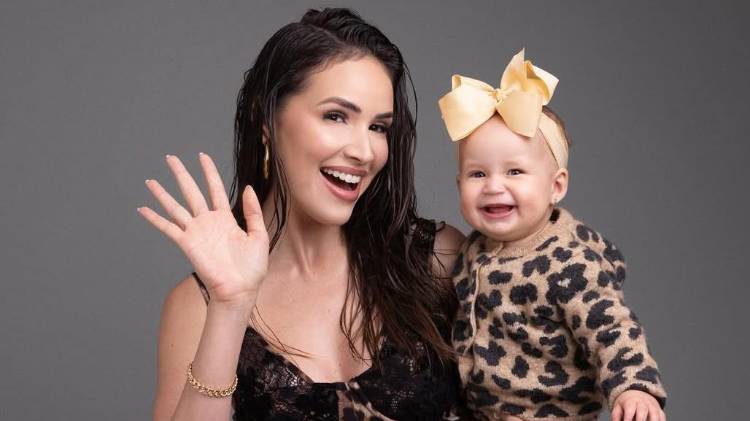 Sheldry Sáez posa junto a su hija Bruna Angeline, de 10 meses, en su tradicional sesión de cumpleaños.