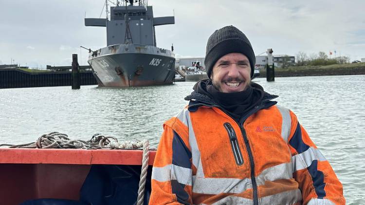 Imagen de Miguel Moreno Dapena, con el barco N35 detrás, facilitada por la familia Moreno Dapena.